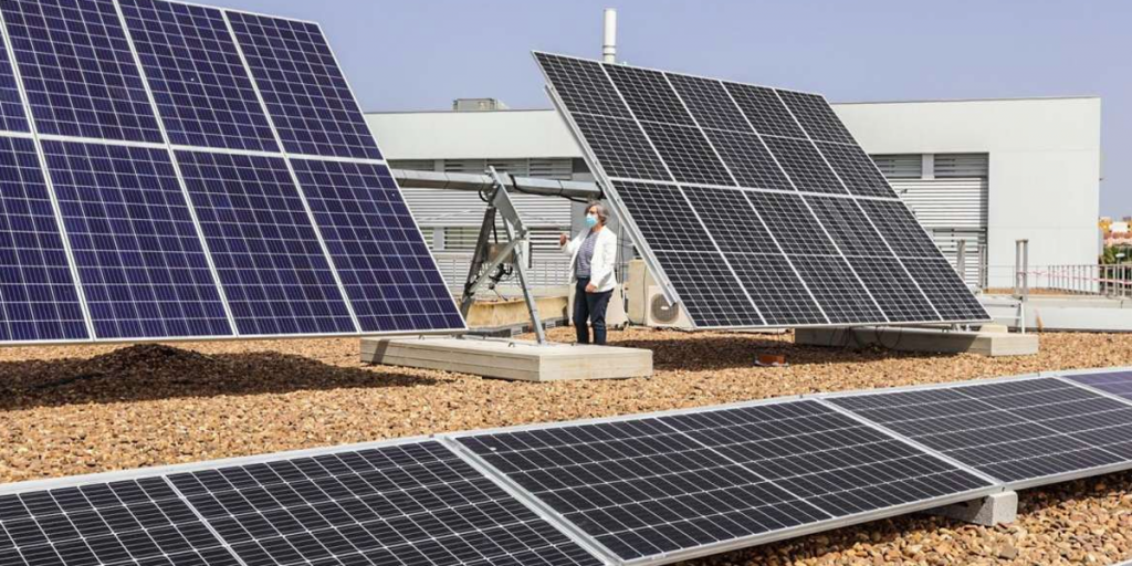 Una instalación fotovoltaica fomentará el autoconsumo en el edificio de servicios administrativos ‘La Paz’, de Mérida