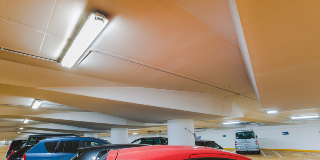 LEDVANCE impulsa la iluminación inteligente en parkings, industrias y almacenes con el nuevo SubstiTUBE T8 Connected