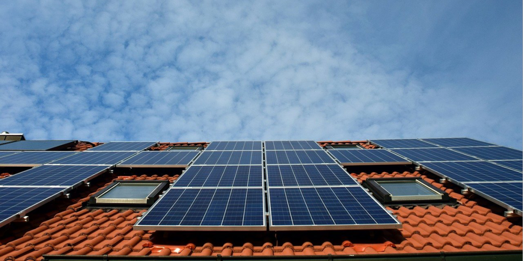 Sale a licitación el servicio para instalar placas fotovoltaicas en edificios municipales de Chiclana, en Cádiz