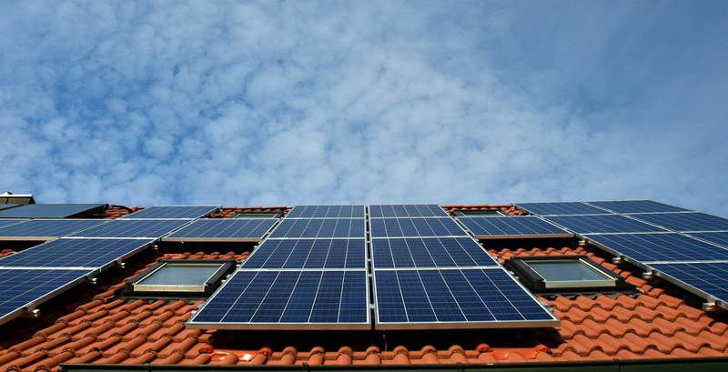 contratación de instalación de placas fotovoltaicas en edificios municipales de Chiclana, en Cádiz