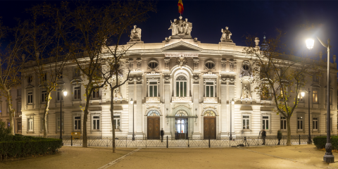 Las soluciones LED eficientes de Schréder iluminan la fachada del Tribunal Supremo en Madrid