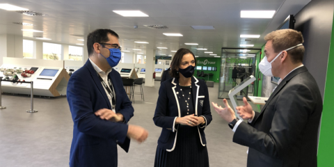 Visita de la ministra de Industria a Schneider Electric para conocer su apuesta por la sostenibilidad