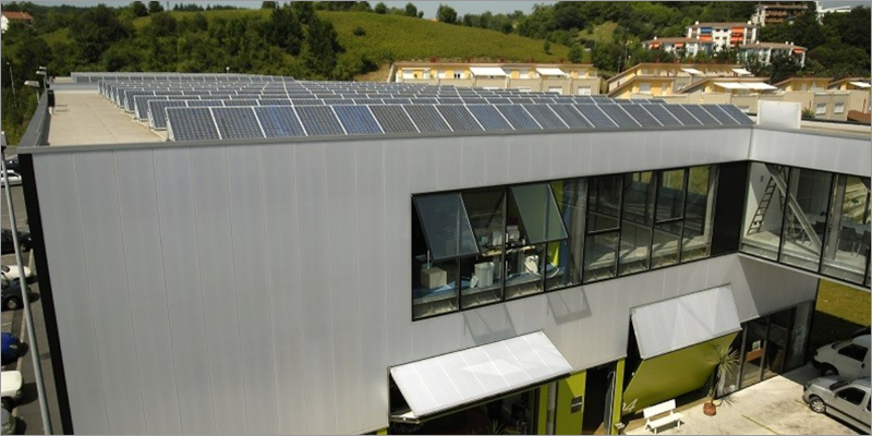 edificio con cubierta con placas solares