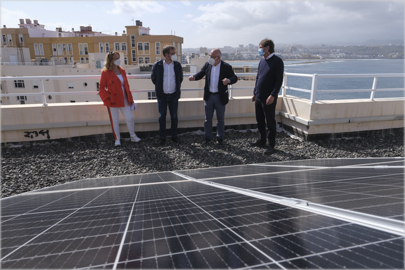 Visita de las autoridades a una azotea con placas solares en Las Canteras