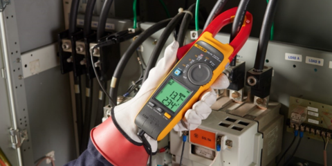 Las nuevas pinzas amperimétricas de Fluke permiten medir la corriente y tensión eléctrica