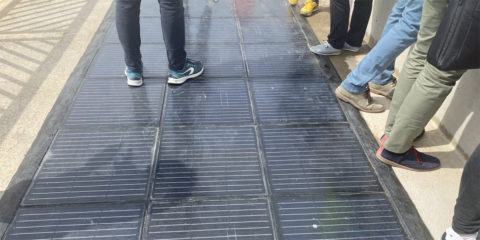 El Puerto de Valencia instala un pavimento solar transitable por peatones y vehículos