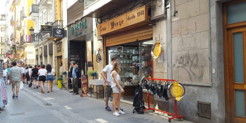 El pequeño comercio de Valencia reduce su factura eléctrica gracias a una iniciativa del ayuntamiento