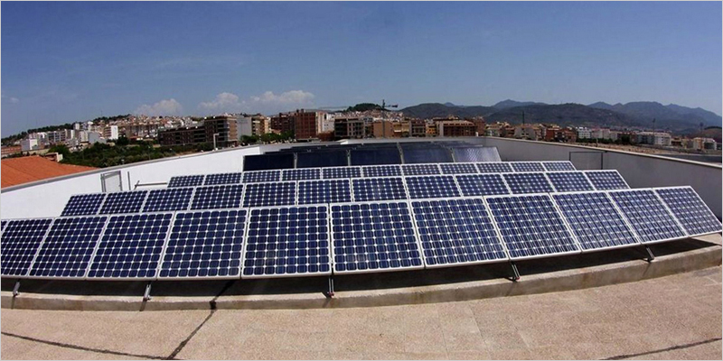 Valencia promoverá instalaciones solares fotovoltaicas en los tejados para abastecer de energía renovable a familias