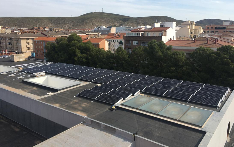 El Gobierno de Castilla-La Mancha amplía la capacidad energética sostenible del Hospital de Hellín con una instalación fotovoltaica