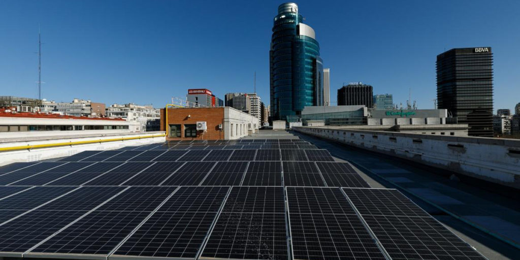 Nuevos paneles solares en la sede central del Mitma para abastecer de energía renovable a la electrolinera