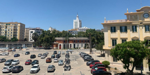 La Autoridad Portuaria de Málaga instalará marquesinas fotovoltaicas en el aparcamiento de su sede