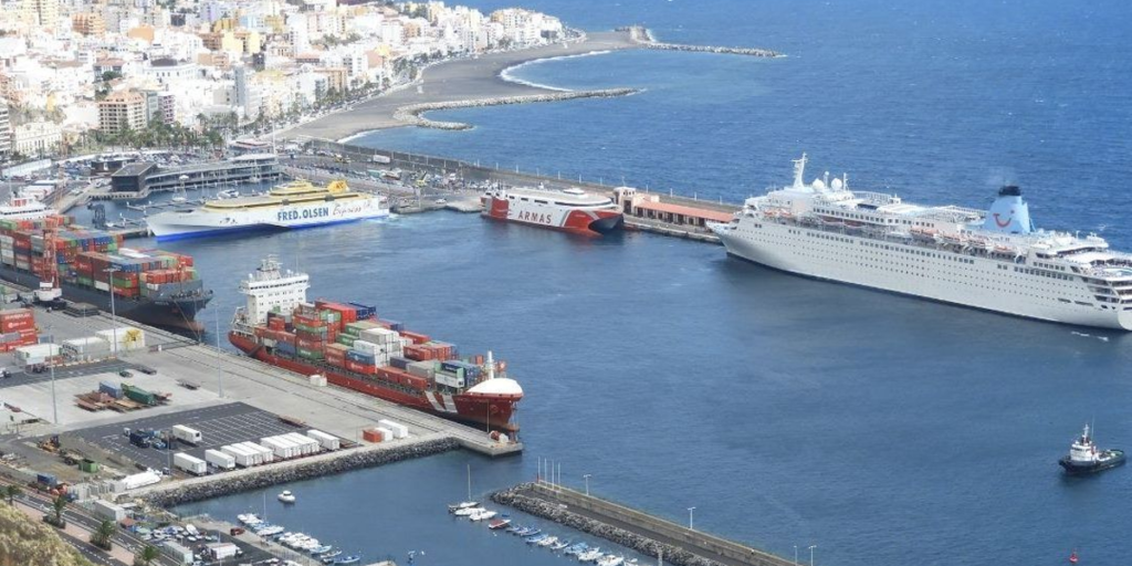 Mejora la eficiencia energética del alumbrado exterior del puerto de La Palma por 235 mil euros