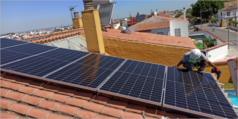 La Junta de Andalucía amplía el presupuesto de las ayudas a instalaciones de energía solar
