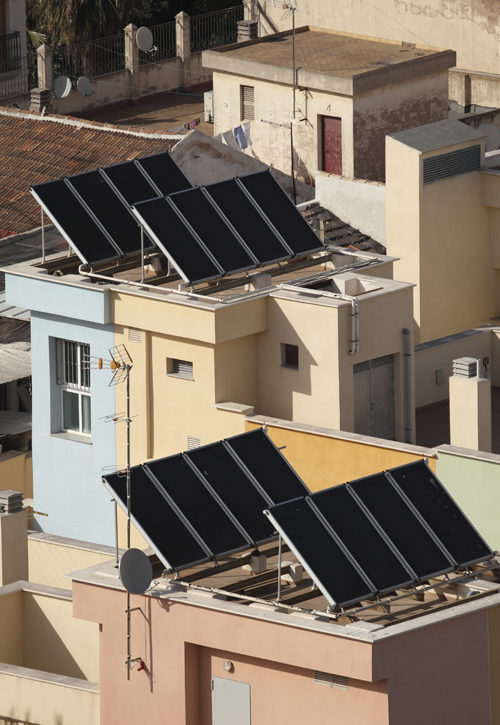 Placas solares en azoteas de edificios