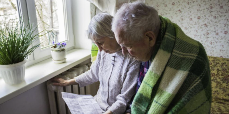 Ancianos leyendo una factura energética