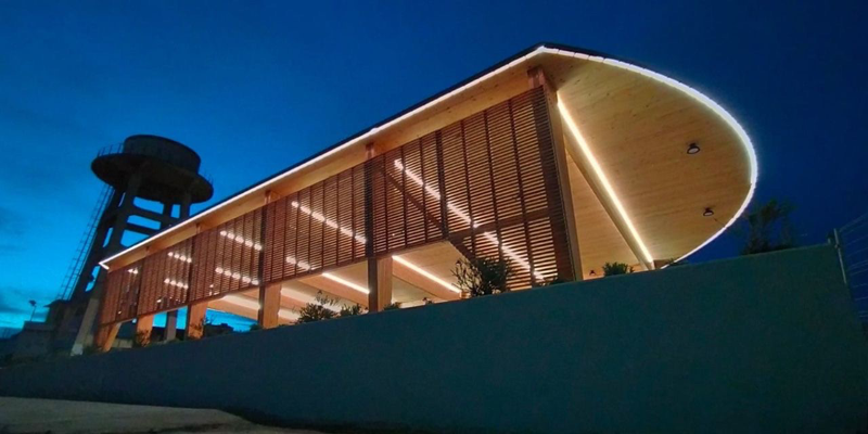 Aula al aire libre de la UHU con la iluminación de Prilux