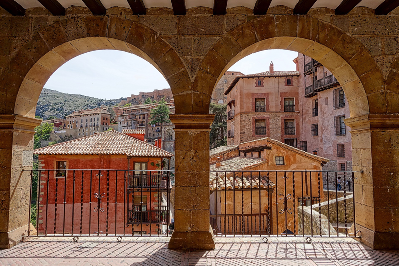 edificios vistos a través de unos arcos en un municipio de Aragón de menos de 5.000 habitantes