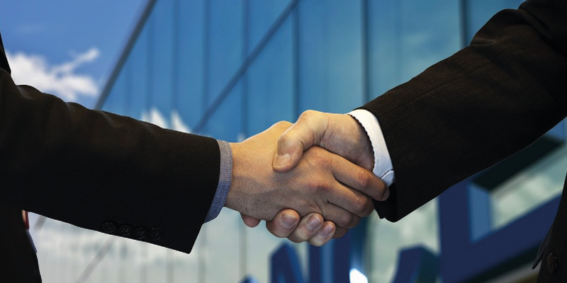 Dos personas dándose la mano como muestra del acuerdo entre Testo y AFEC