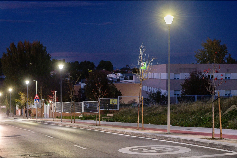 calle de Coslada iluminada con la nueva instalación de luminarias de Schréder.