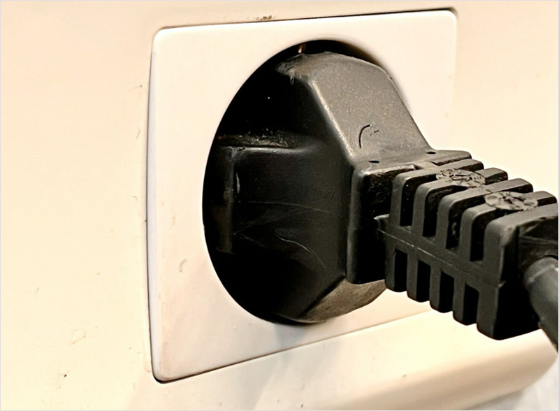 Cable conectado a un enchufe.