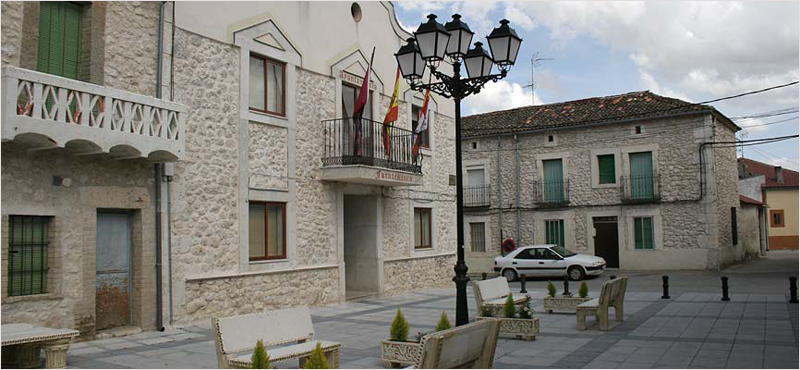 Plaza del Ayuntamiento de Fuentidueña en Segovia y unas farolas.