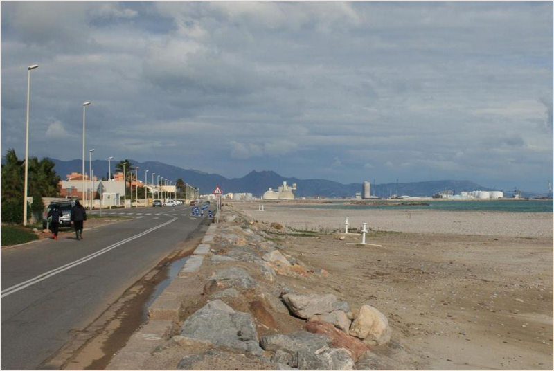 Farolas del alumbrado público de la playa de Almassora en Castellón.