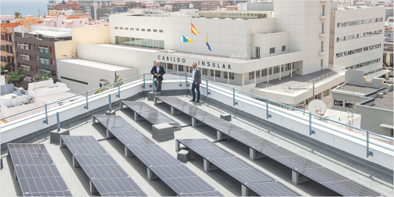 Instalación de placas solares fotovoltaicas en la azotea de un edificio frente al Cabildo.