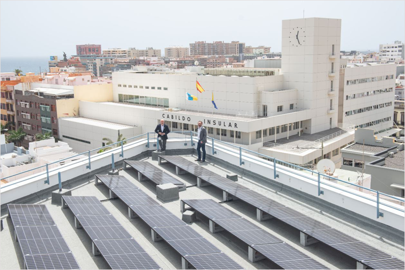 Instalación de placas solares fotovoltaicas en la azotea de un edificio frente al Cabildo.
