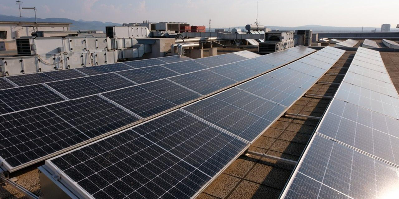 Placas solares instaladas en un tejado.