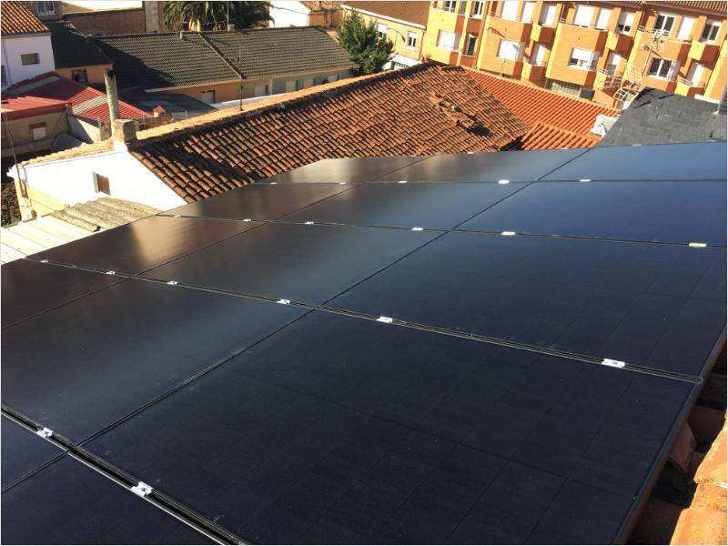 Placas solares instaladas en el tejado de un edificio de un pequeño municipio de La Rioja.