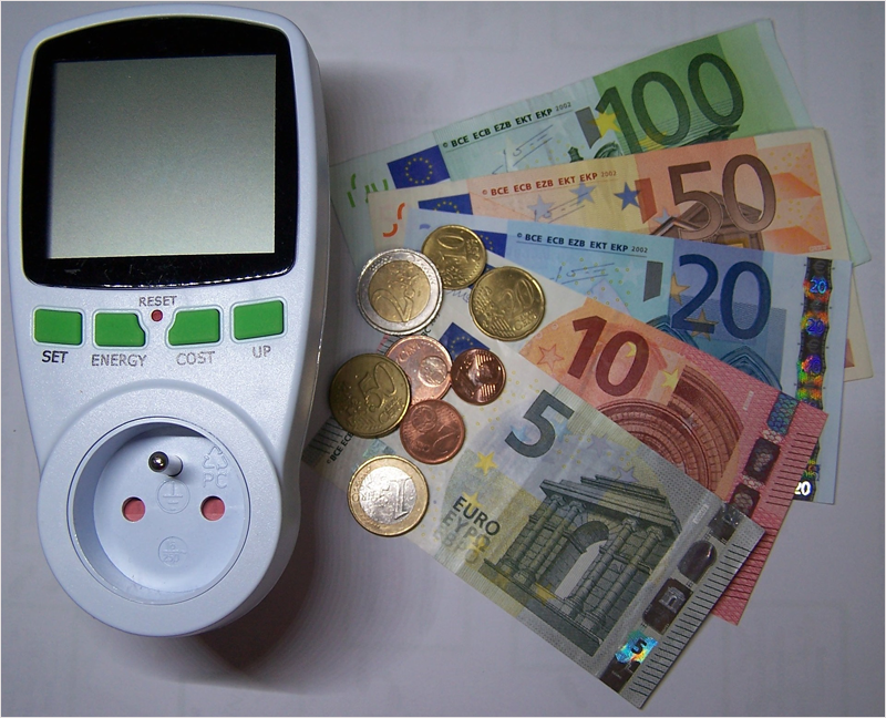 Medidor de consumo eléctrico, billetes de 100 euros hasta 10 euros y monedas de 2 euros y céntimos.