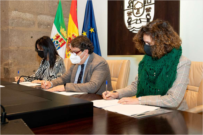 Firma del contrato para la eficiencia energética en los edificios educativos y sanitarios de Extremadura.