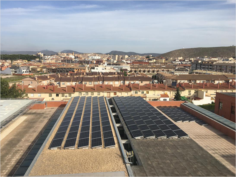 Instalación de placas solares en el tejado del Hospital de Hellín.
