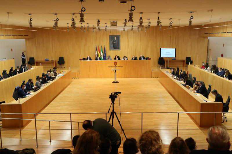 Pleno de la diputación de Málaga celebrando un pleno.