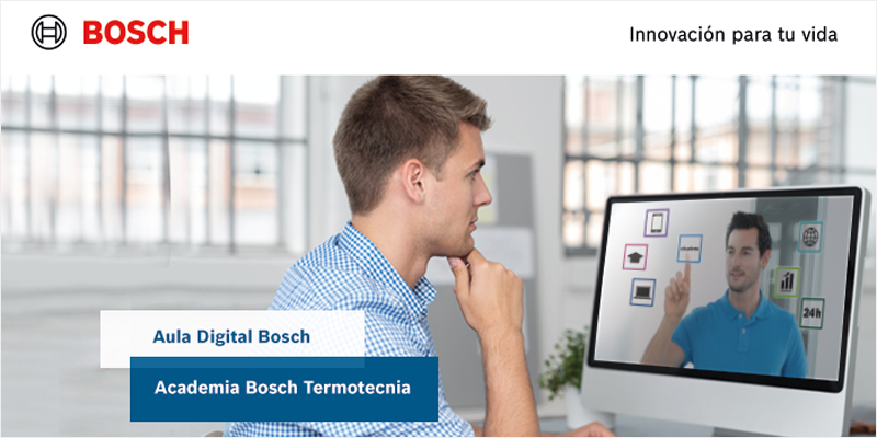 Chico con camisa mirando la pantalla del ordenador en la que sale otro hombre dando una formación online. En el texto de la imagen se puede leer Bosch, Aula Digital Bosch y Academia Bosch Termotecnia.