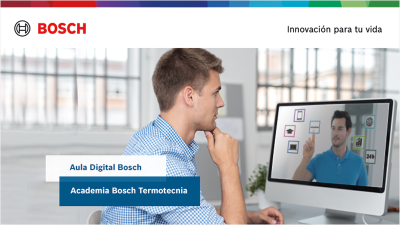 Chico con camisa mirando la pantalla del ordenador en la que sale otro hombre dando una formación online. En el texto de la imagen se puede leer Bosch, Aula Digital Bosch y Academia Bosch Termotecnia.