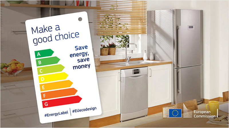 Barritas de colores con la clasificación energética y una cocina amueblada con varios electrodomésticos como frigorífico y lavadora.