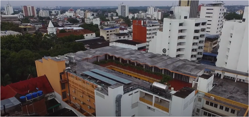 Imagen aérea del Hotel Neiva Plaza y los paneles solares instalados en la azotea.