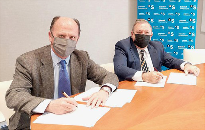 Firma entre FENAGE y Banco Sabadell.