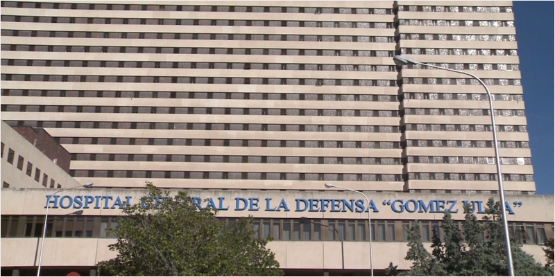 Fachada del hospital y el nombre con letras mayúsculas Hospital General de la Defensa "Gómez Ulla".