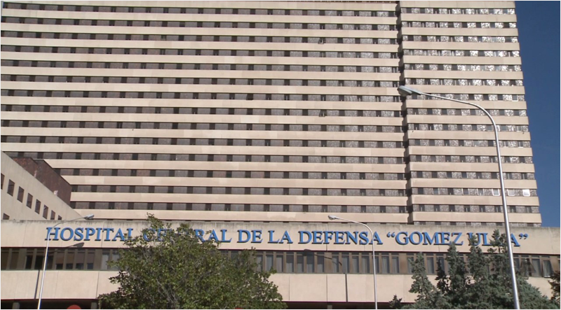 Fachada del hospital y el nombre con letras mayúsculas Hospital General de la Defensa "Gómez Ulla".