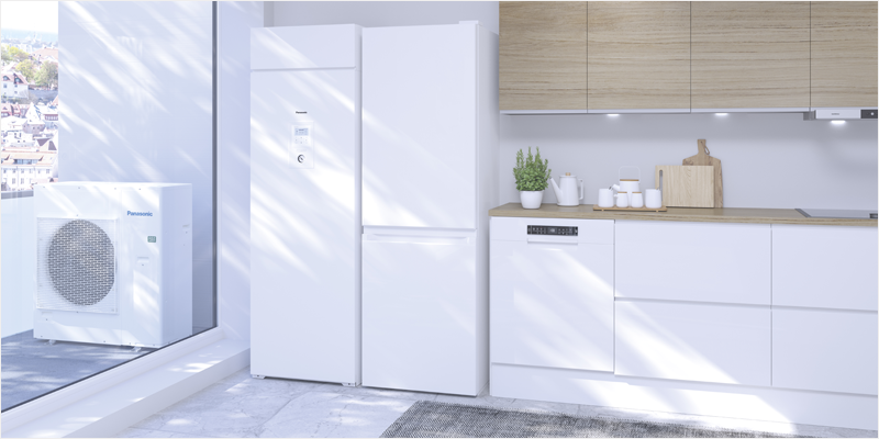 Cocina con frigorífico, encimera, muebles altos y en la zona del tendedero un aparato de Panasonic Aquarea EcoFlex.