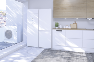 Cocina con frigorífico, encimera, muebles altos y en la zona del tendedero un aparato de Panasonic Aquarea EcoFleX.