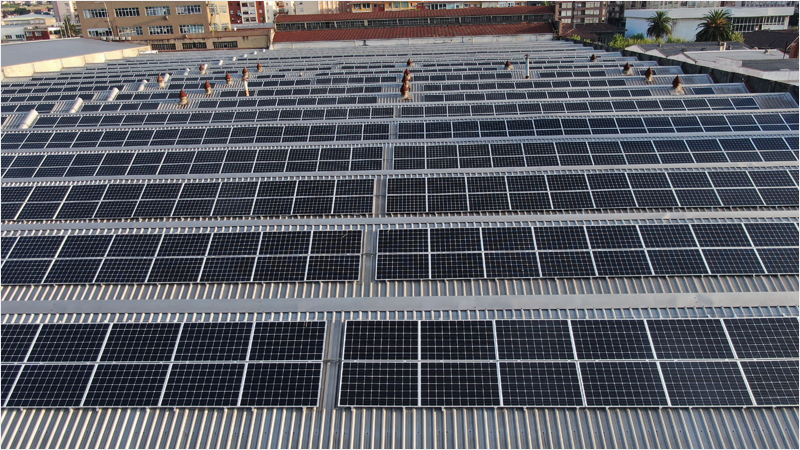 Paneles solares en el tejado de una empresa cántabra.