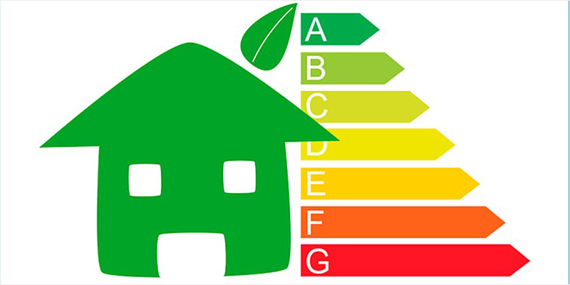 Infografía de una casa en color verde y rayas de colores con las letras de certificación energética de la A a la G. Arriba un texto que dice: El Plan Rehabilita Tres Cantos 2022 incrementa las ayudas para mejorar la eficiencia energética y la sostenibilidad de viviendas y comunidades".