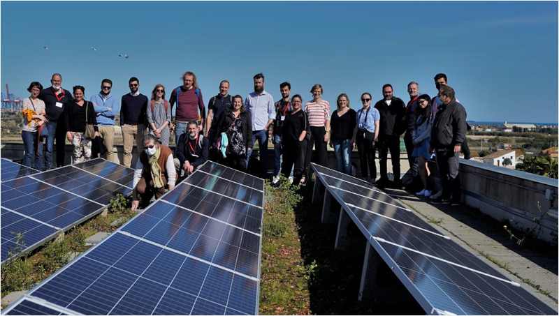 Miembros del consorcio del proyecto Power up que se reunió en Las Naves posando en un parque solar.