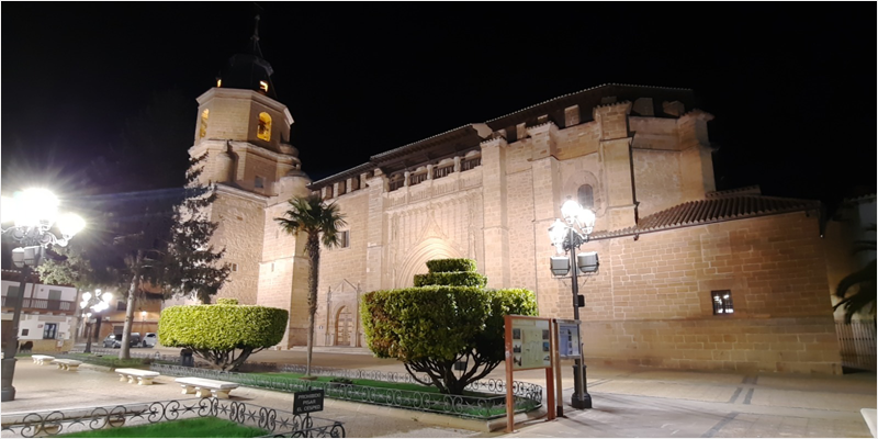 Edificio de Villahermosa en Ciudad Real iluminado con farolas tras la renovación del alumbrado público.