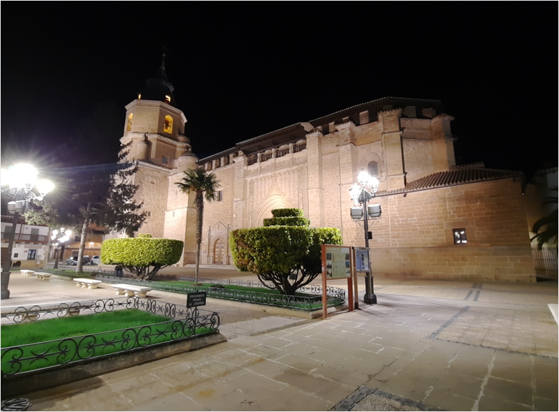 Edificio de Villahermosa en Ciudad Real iluminado con farolas tras la renovación del alumbrado público. 