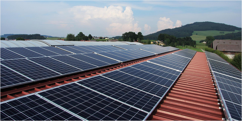 Placas solares instaladas en el tejado.