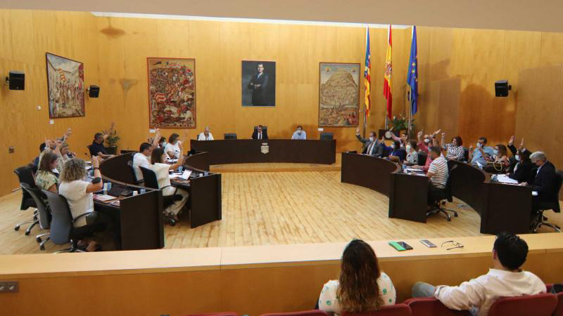 Pleno del Ayuntamiento de Benidorm votando a mano alzada.